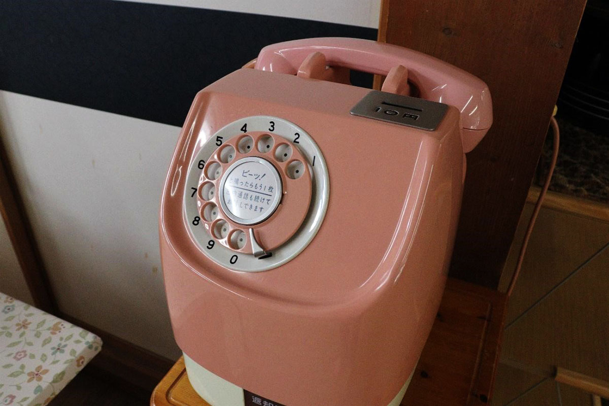白馬龍神温泉 ピンクの公衆電話